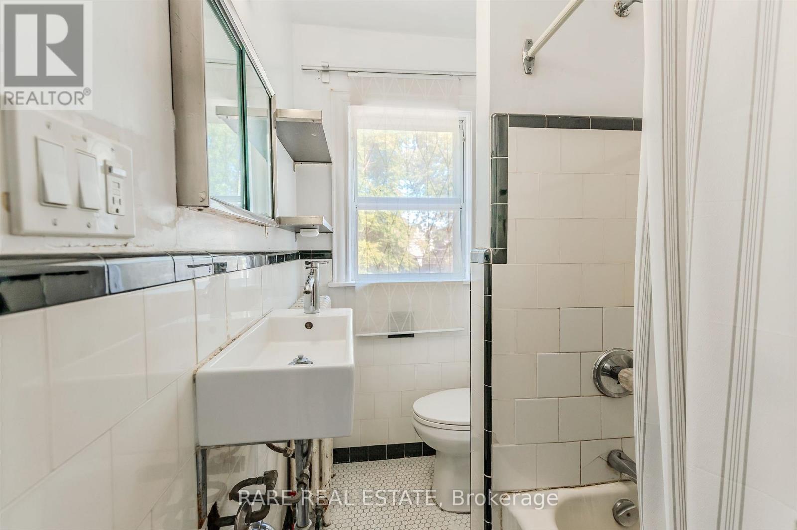 73 Yarrow Road, Toronto, Ontario  M6M 4E4 - Photo 16 - W12450493