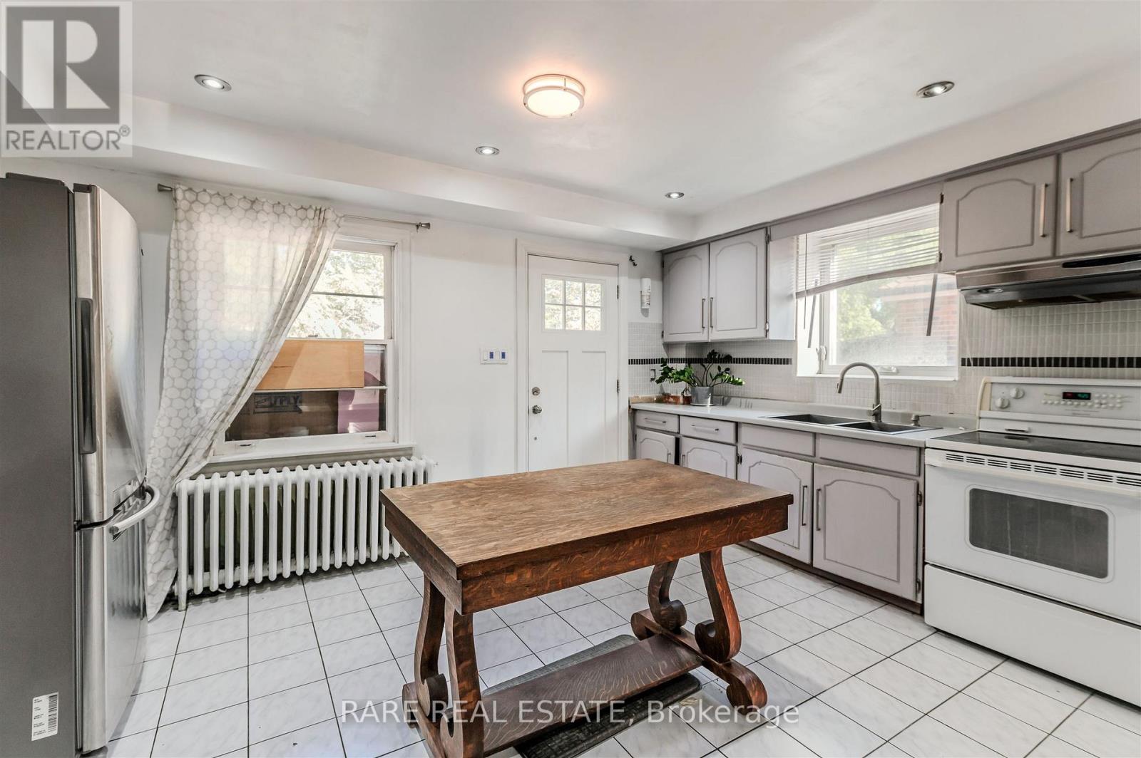 73 Yarrow Road, Toronto, Ontario  M6M 4E4 - Photo 8 - W12450493