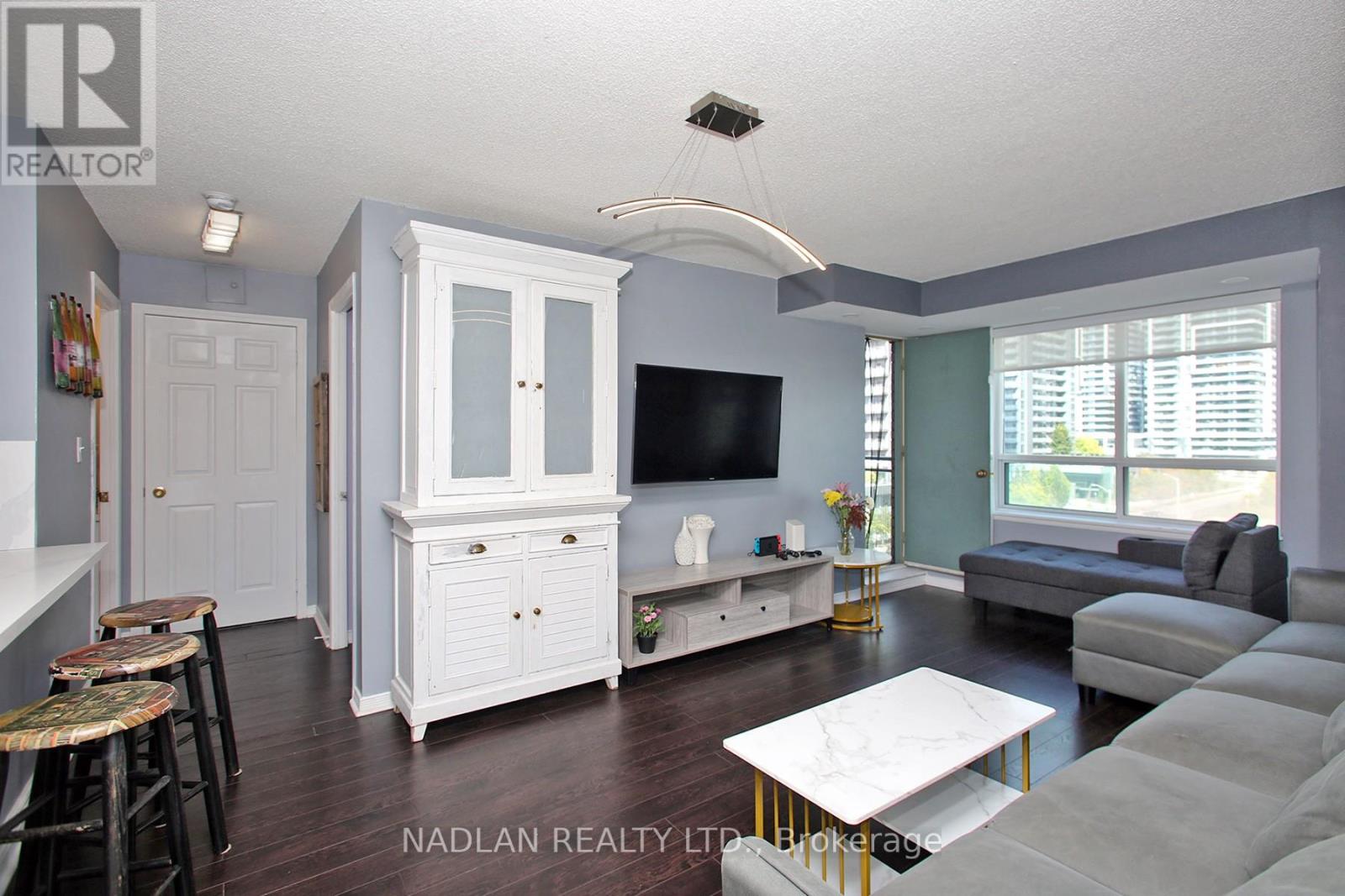 615 - 39 Oneida Crescent, Richmond Hill, Ontario  L4B 4T9 - Photo 3 - N12480752