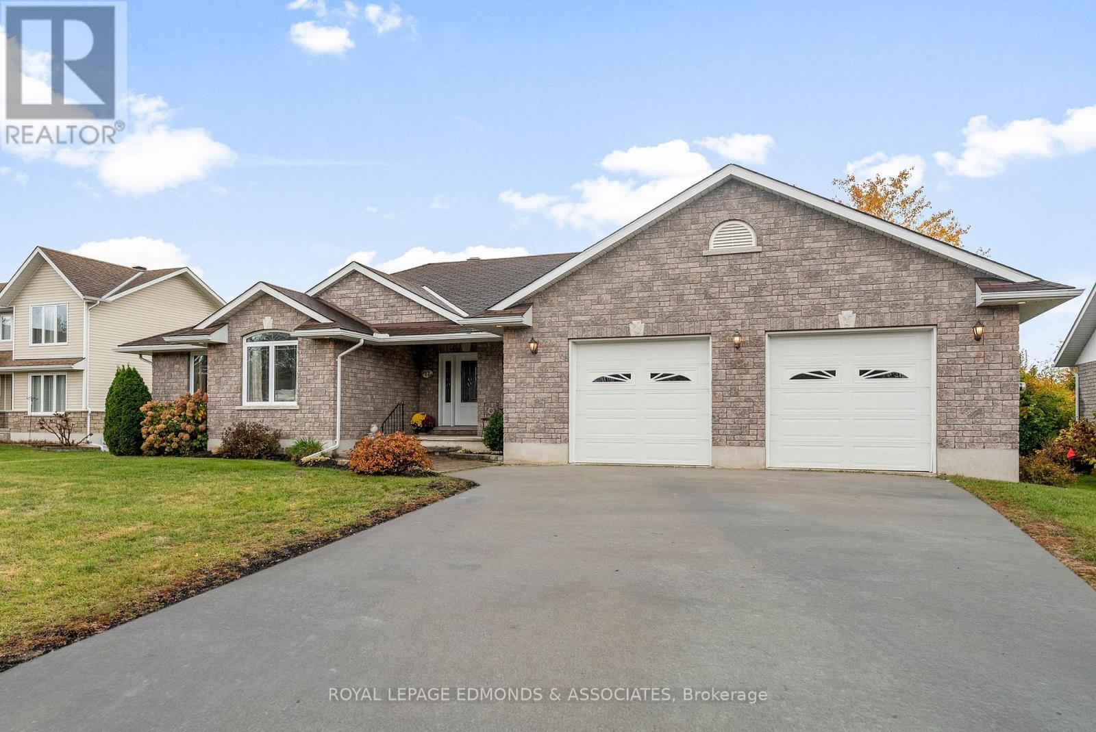 17 Minto Street, Whitewater Region, Ontario  K0J 1C0 - Photo 2 - X12479445