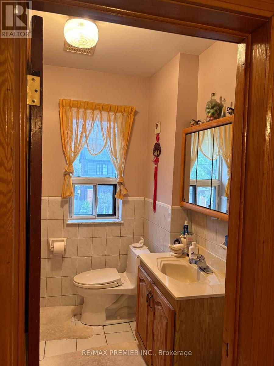 8 Normanna Avenue, Toronto, Ontario  M6C 1H2 - Photo 11 - C12480637