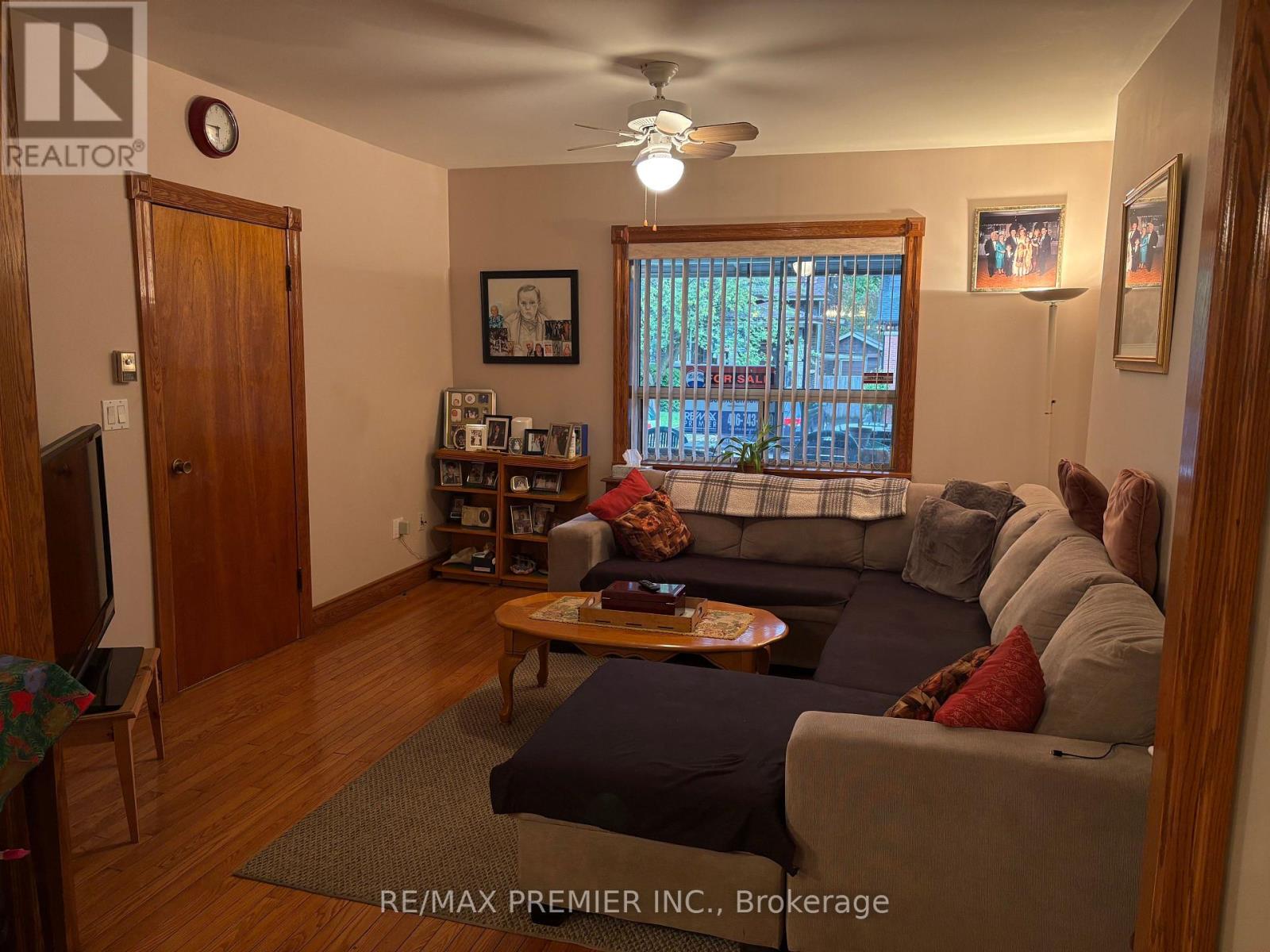 8 Normanna Avenue, Toronto, Ontario  M6C 1H2 - Photo 3 - C12480637