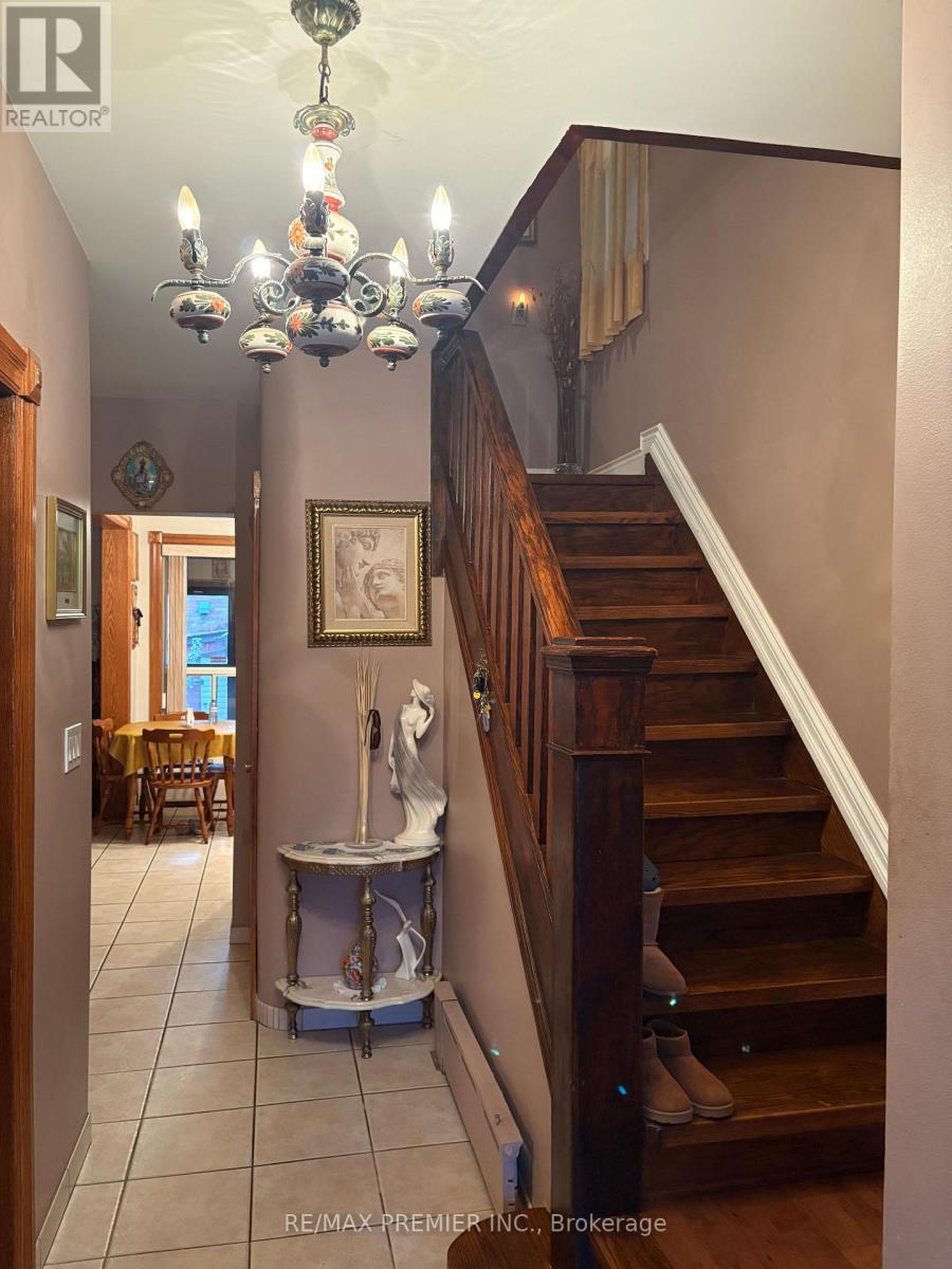 8 Normanna Avenue, Toronto, Ontario  M6C 1H2 - Photo 12 - C12480637