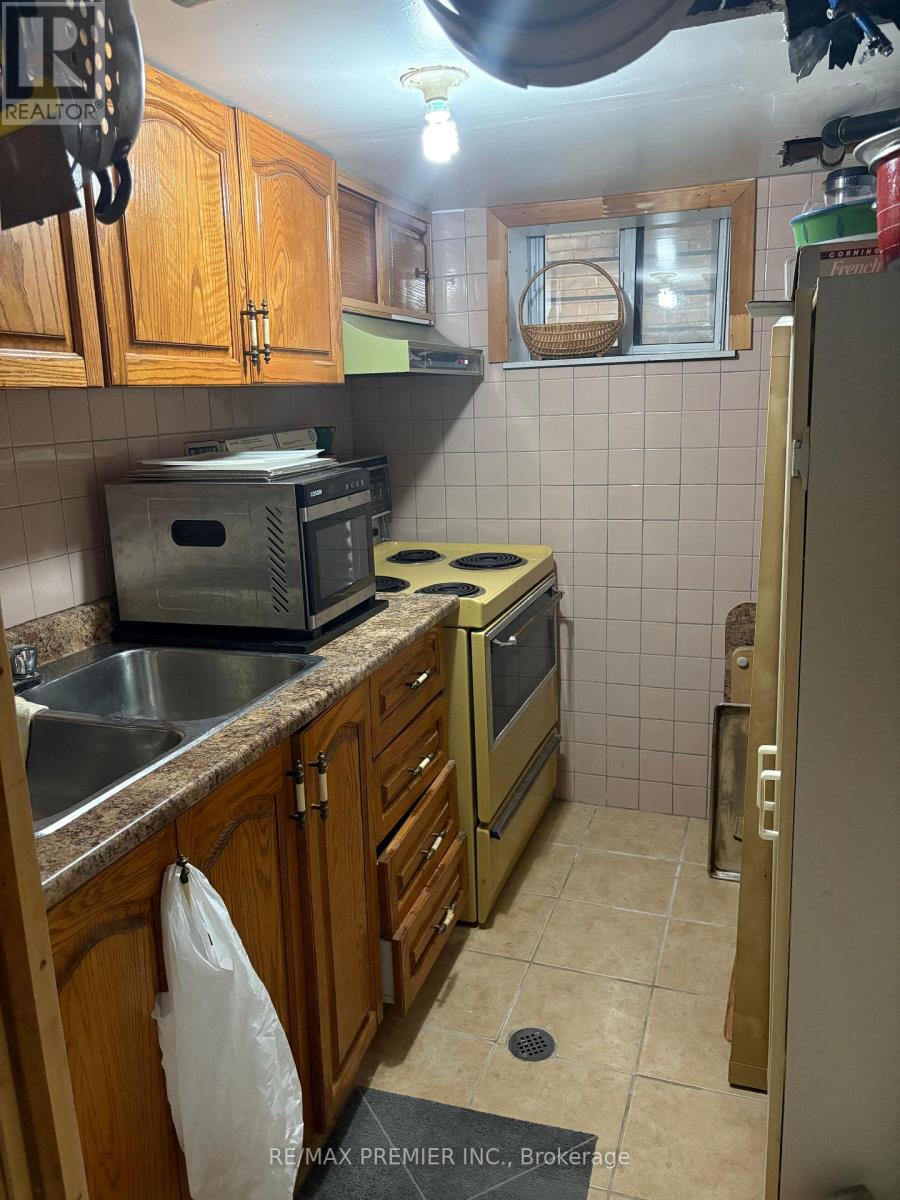 8 Normanna Avenue, Toronto, Ontario  M6C 1H2 - Photo 13 - C12480637