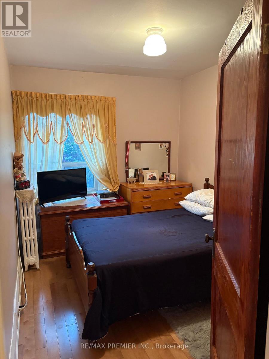 8 Normanna Avenue, Toronto, Ontario  M6C 1H2 - Photo 9 - C12480637