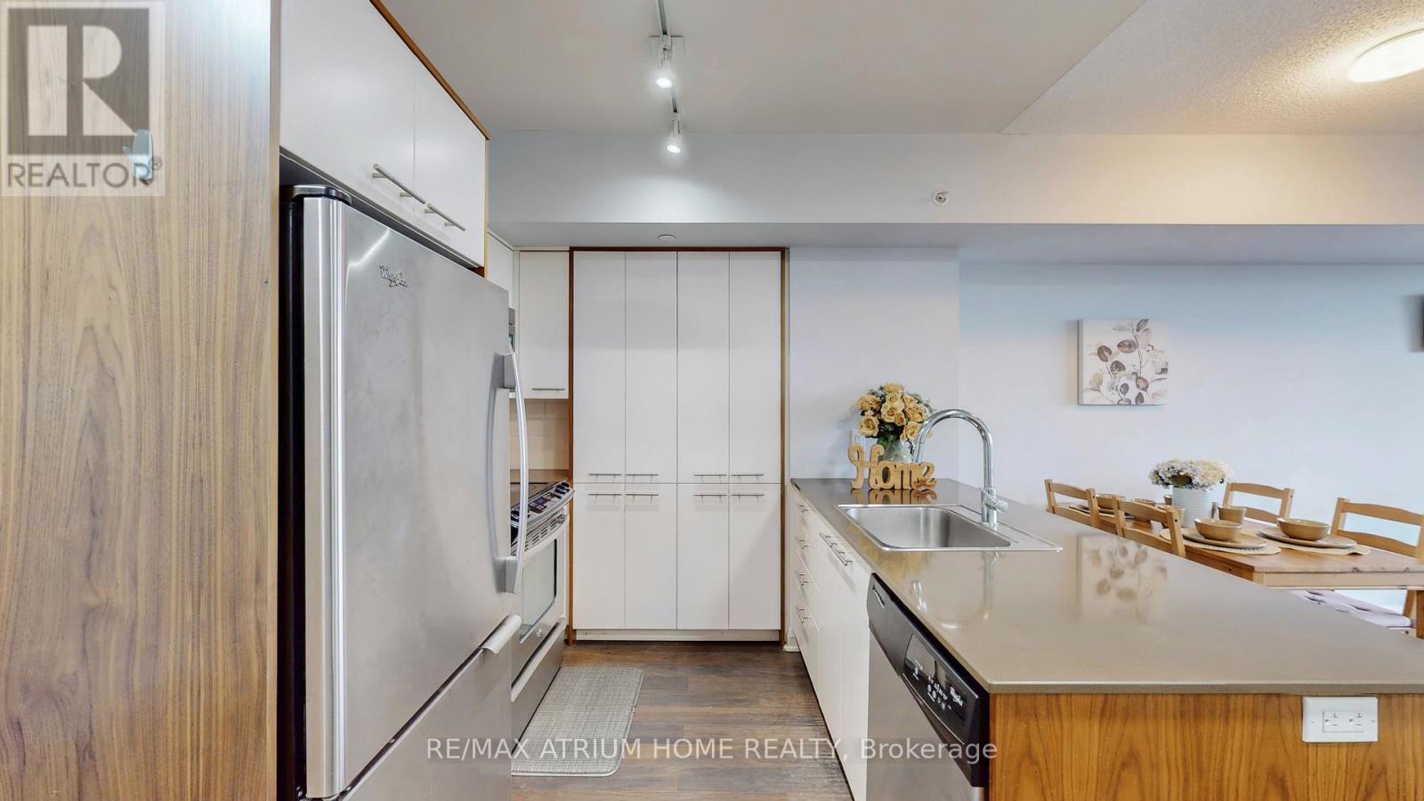 1803 - 5 Valhalla Inn Road, Toronto, Ontario  M9B 0B1 - Photo 4 - W12480693