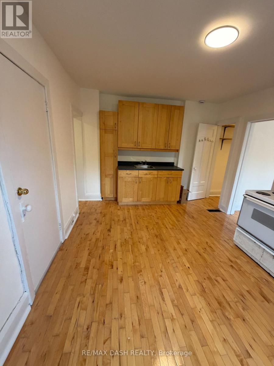 Main - 54 Galley Avenue, Toronto, Ontario  M6R 1G8 - Photo 10 - W12480694