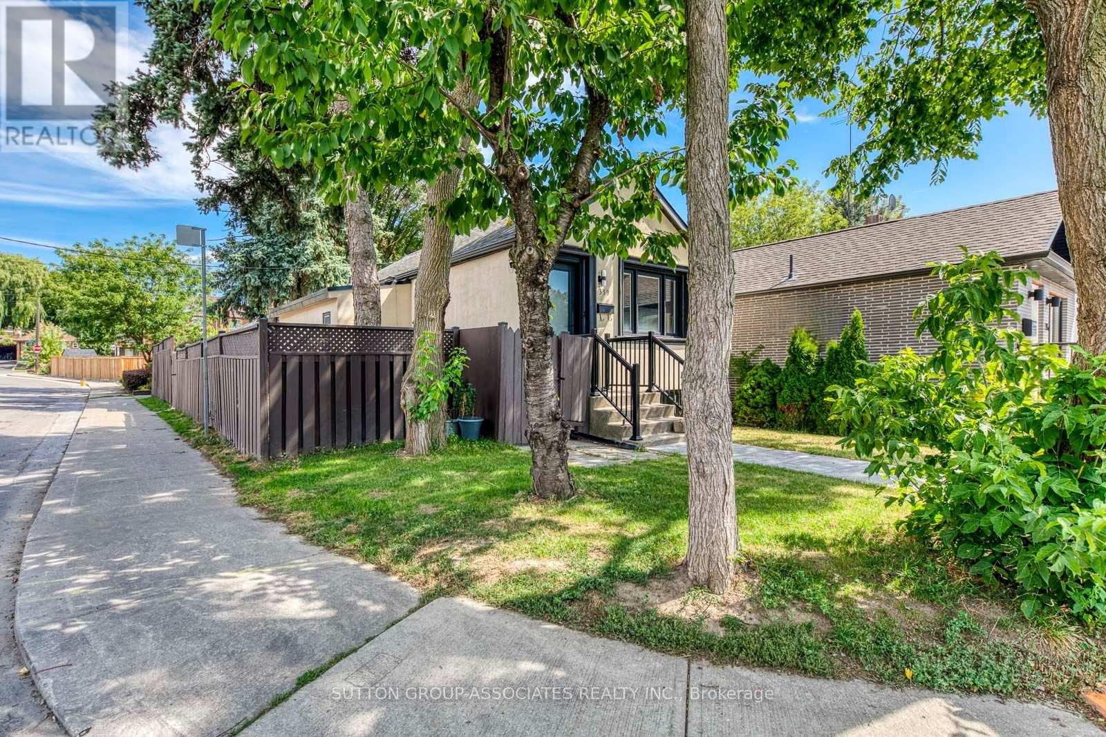 359 Harvie Avenue, Toronto, Ontario  M6E 4L6 - Photo 19 - W12480707