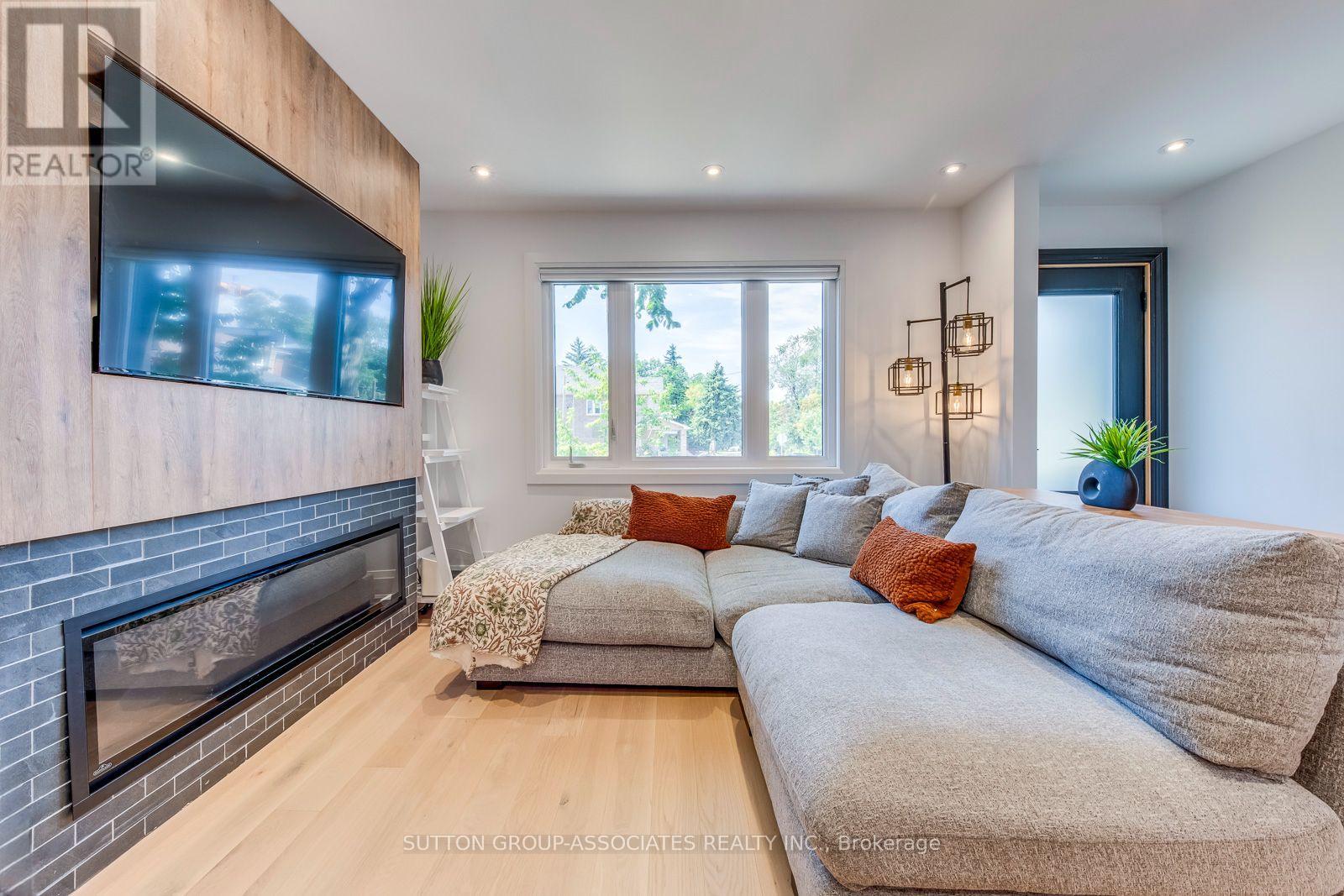 359 Harvie Avenue, Toronto, Ontario  M6E 4L6 - Photo 8 - W12480707