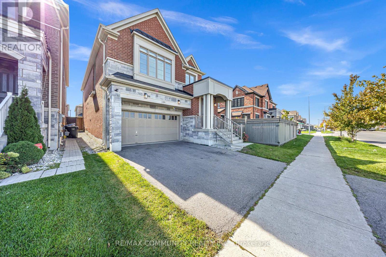 209 CASTLE OAKS CROSSING, Brampton, Ontario