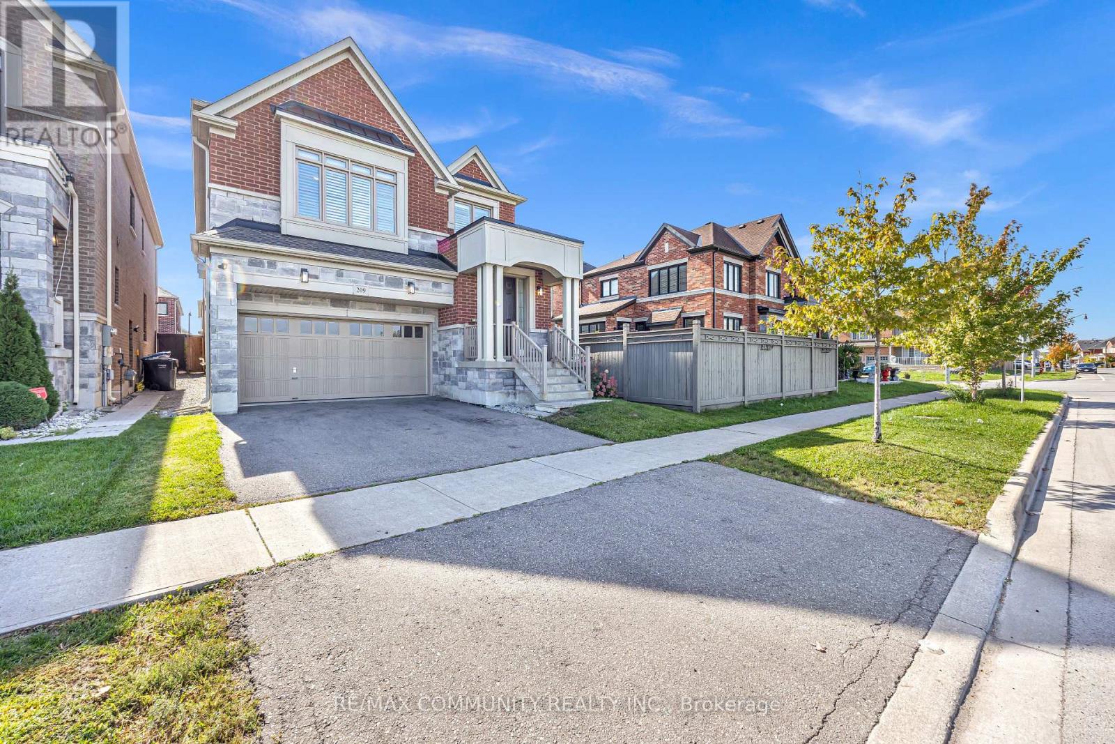 209 Castle Oaks Crossing, Brampton, Ontario  L6P 3X3 - Photo 2 - W12480718