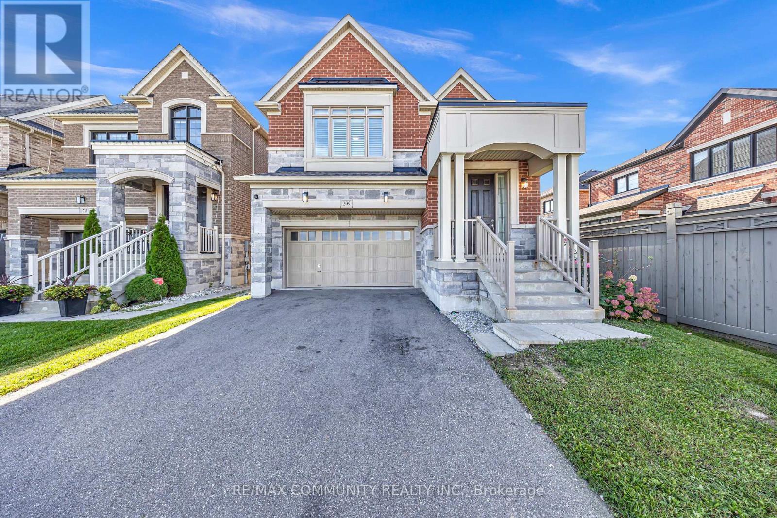 209 Castle Oaks Crossing, Brampton, Ontario  L6P 3X3 - Photo 3 - W12480718