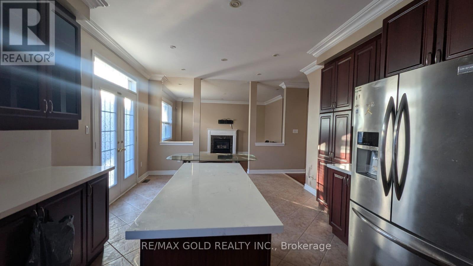 3 Borneo Crescent, Brampton, Ontario  L6R 3C7 - Photo 8 - W12480726
