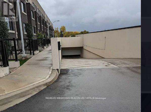1135 Cooke Boulevard, Burlington, Ontario  L7T 4A8 - Photo 4 - W12480738