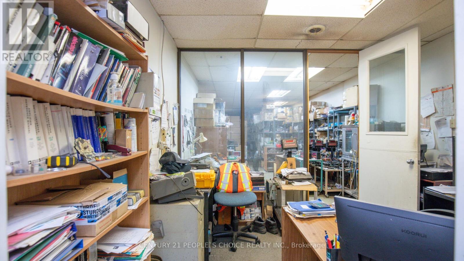697 Petrolia Road, Toronto, Ontario  M3J 2N6 - Photo 19 - W12480750