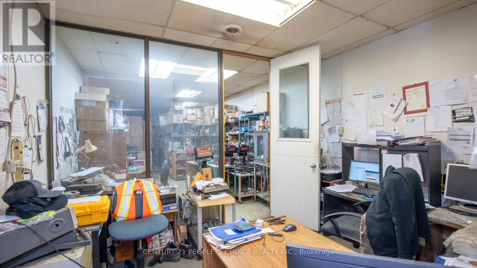 697 Petrolia Road, Toronto, Ontario  M3J 2N6 - Photo 21 - W12480750
