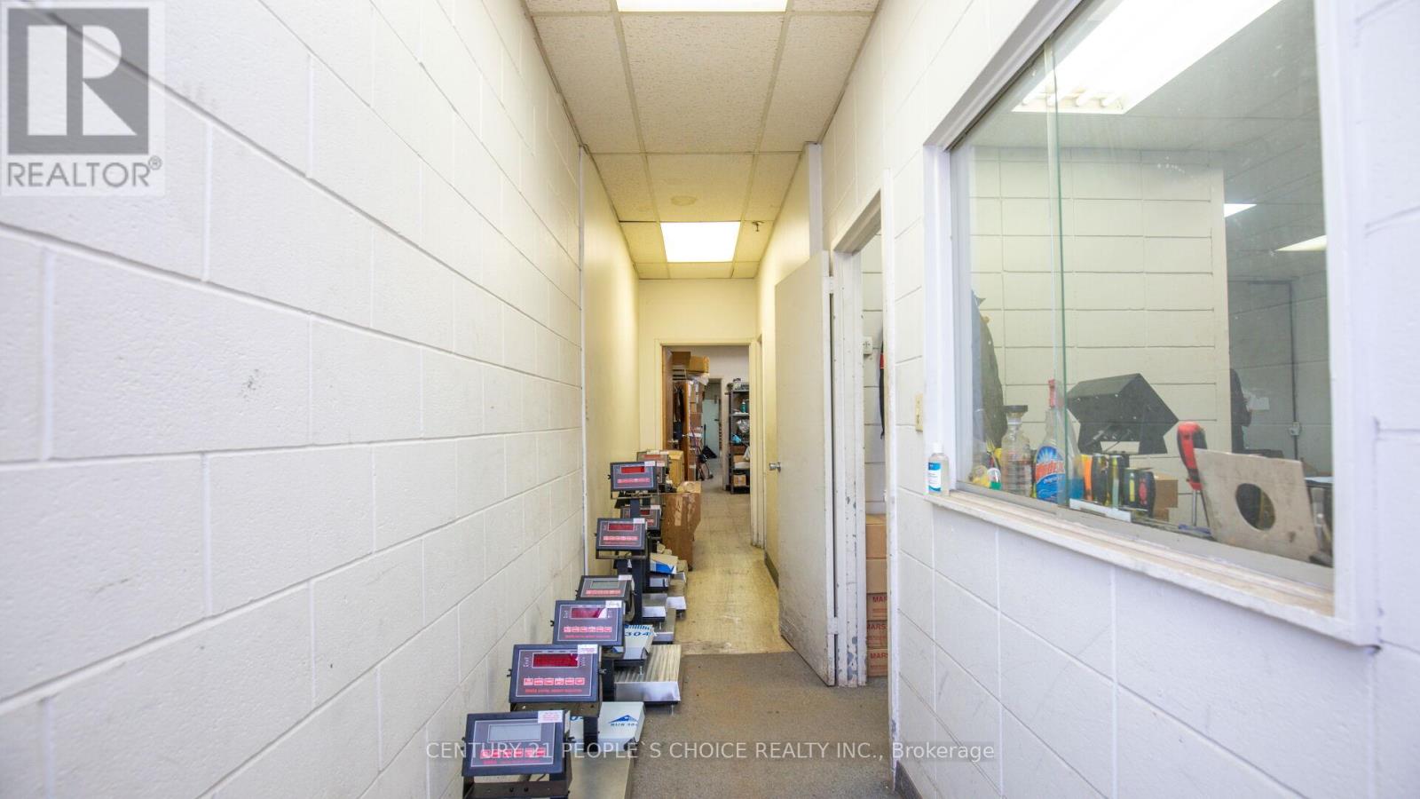 697 Petrolia Road, Toronto, Ontario  M3J 2N6 - Photo 8 - W12480750