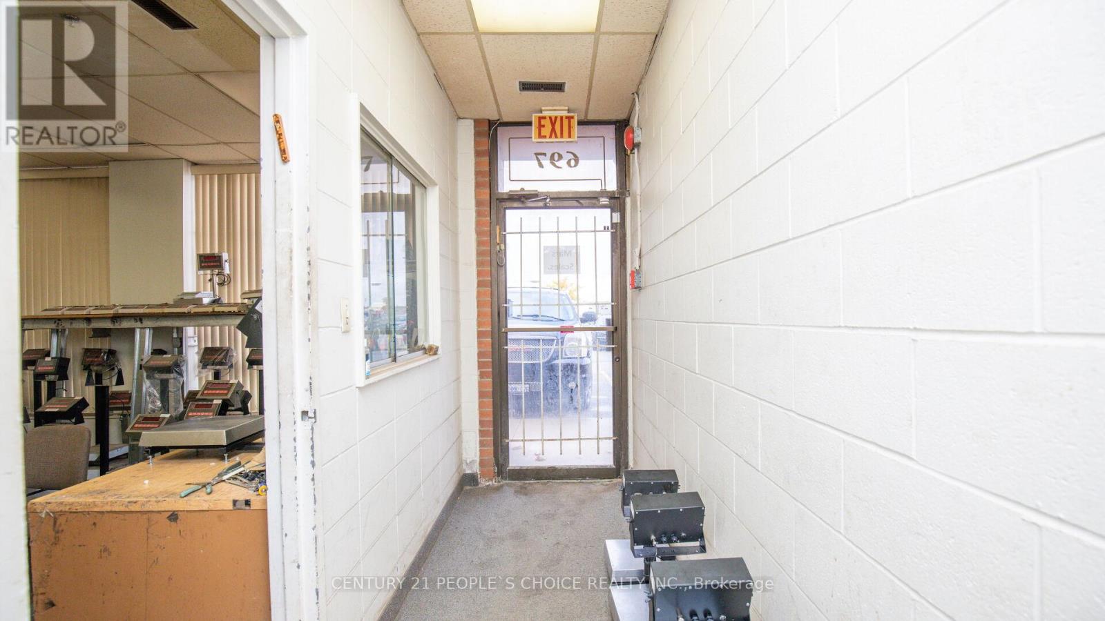 697 Petrolia Road, Toronto, Ontario  M3J 2N6 - Photo 9 - W12480750