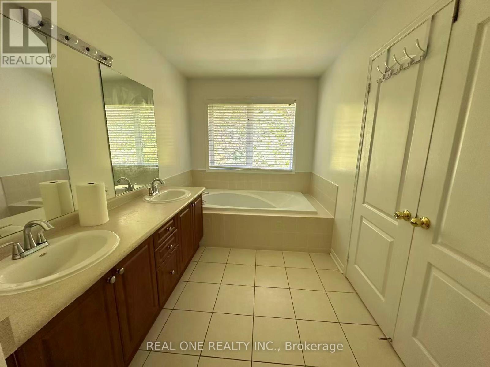 3829 Quiet Creek Drive, Mississauga, Ontario  L5M 8B1 - Photo 12 - W12480787