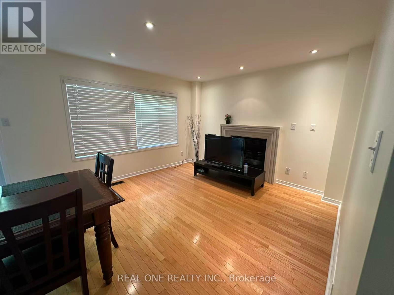 3829 Quiet Creek Drive, Mississauga, Ontario  L5M 8B1 - Photo 4 - W12480787