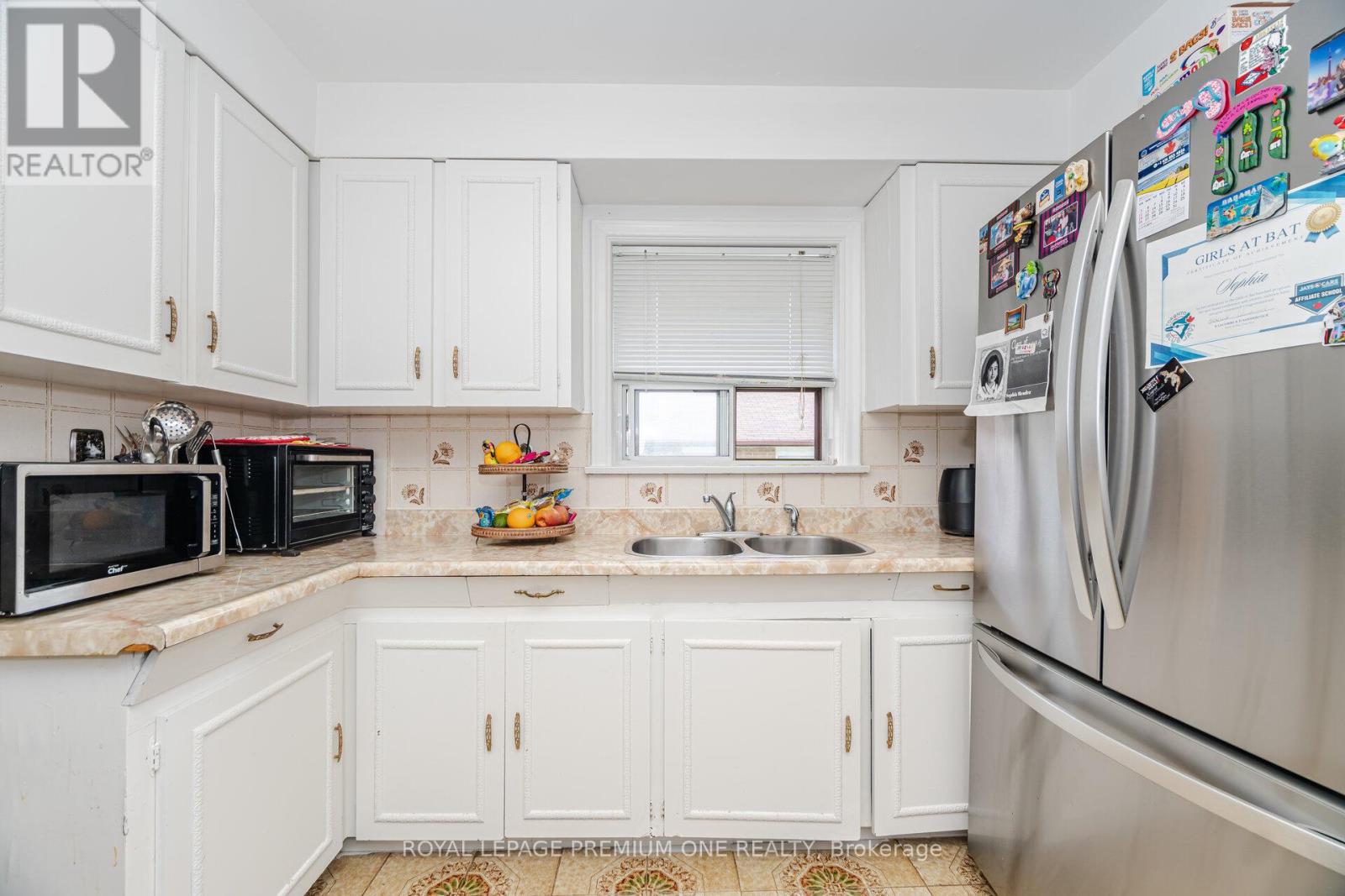 2 Del Ria Drive, Toronto, Ontario  M6L 1M1 - Photo 10 - W12480798