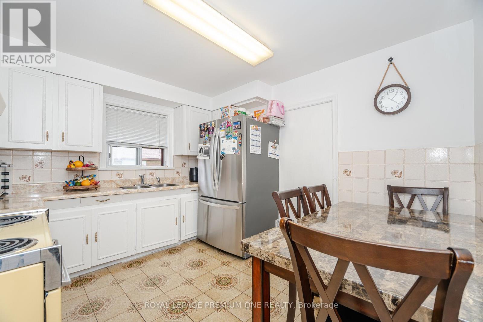 2 Del Ria Drive, Toronto, Ontario  M6L 1M1 - Photo 11 - W12480798