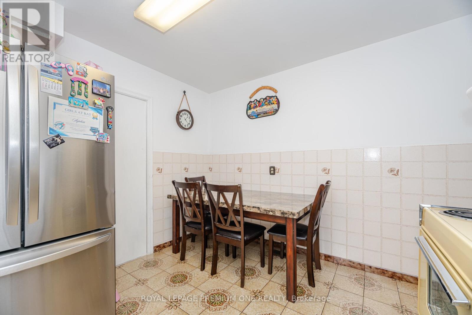 2 Del Ria Drive, Toronto, Ontario  M6L 1M1 - Photo 12 - W12480798