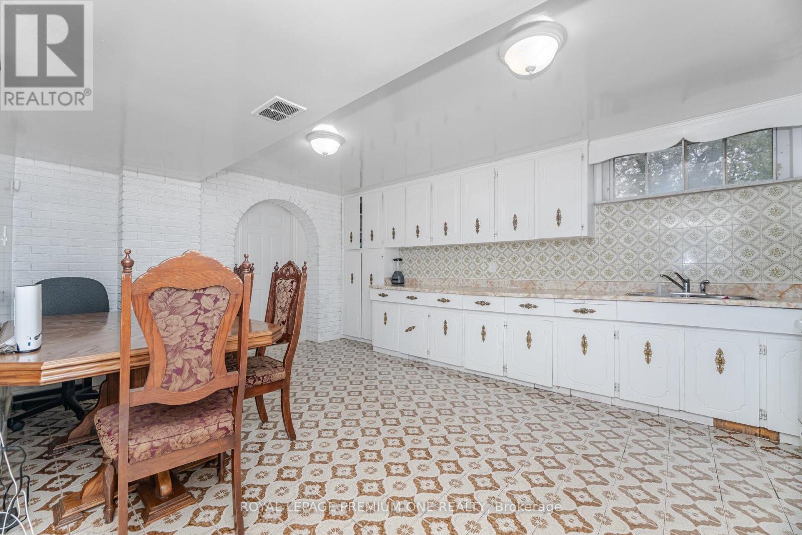 2 Del Ria Drive, Toronto, Ontario  M6L 1M1 - Photo 13 - W12480798