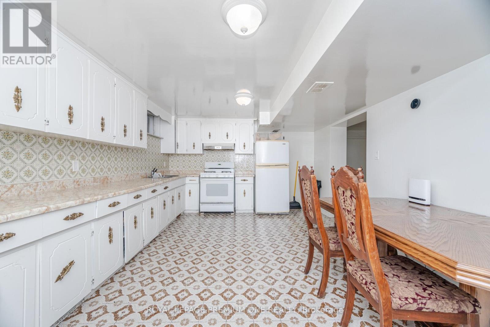 2 Del Ria Drive, Toronto, Ontario  M6L 1M1 - Photo 16 - W12480798