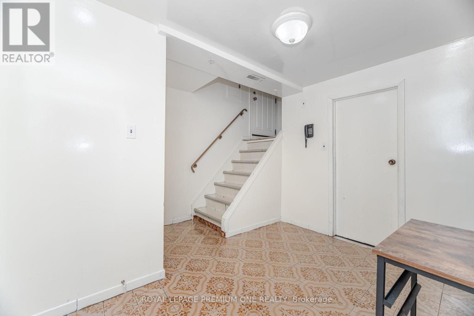 2 Del Ria Drive, Toronto, Ontario  M6L 1M1 - Photo 17 - W12480798