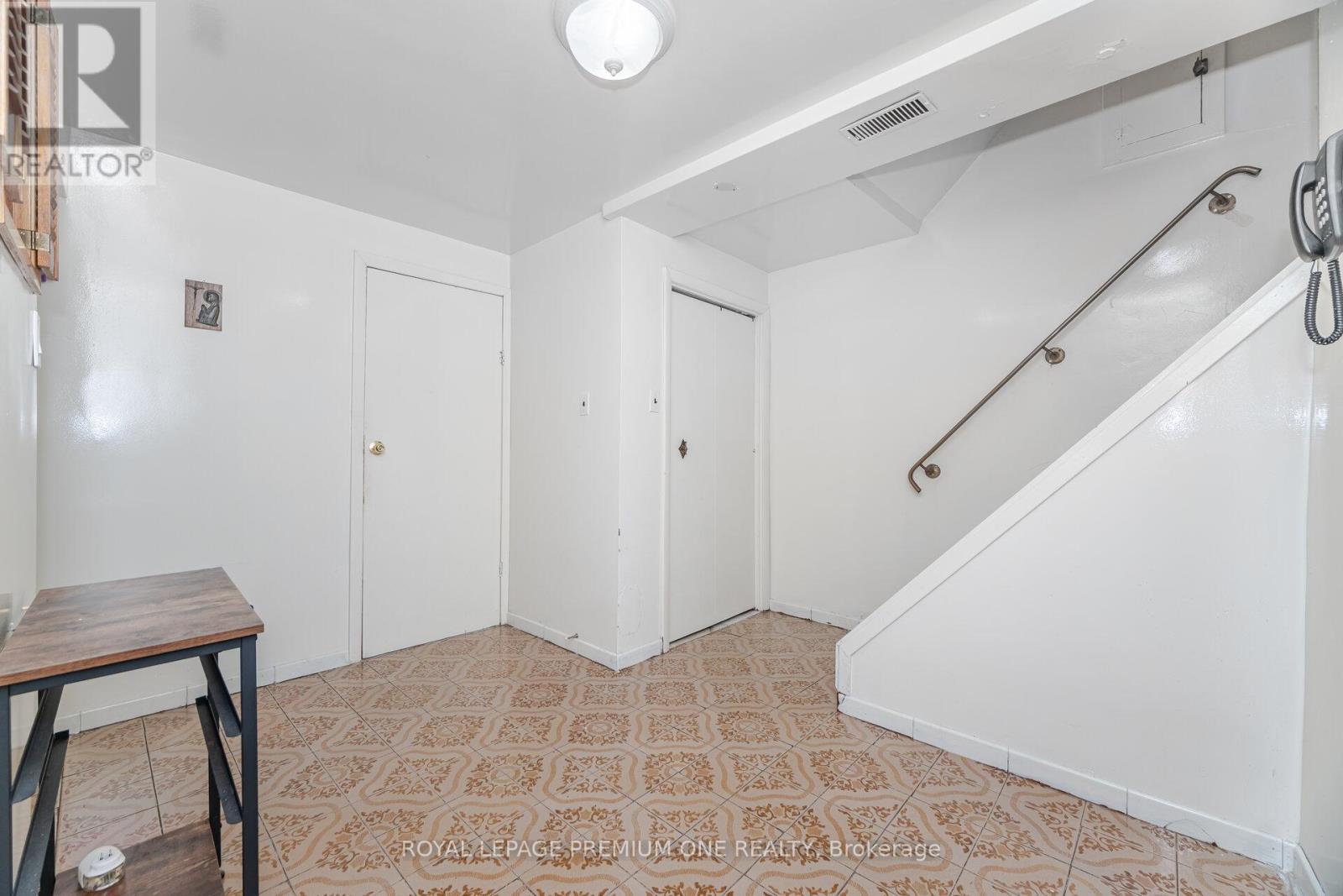 2 Del Ria Drive, Toronto, Ontario  M6L 1M1 - Photo 18 - W12480798