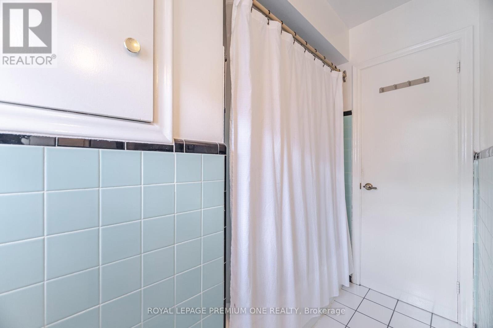 2 Del Ria Drive, Toronto, Ontario  M6L 1M1 - Photo 19 - W12480798
