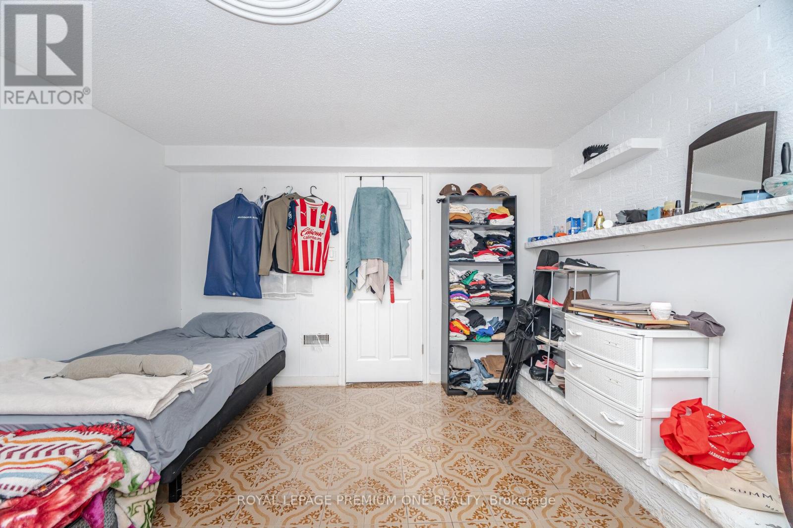 2 Del Ria Drive, Toronto, Ontario  M6L 1M1 - Photo 23 - W12480798