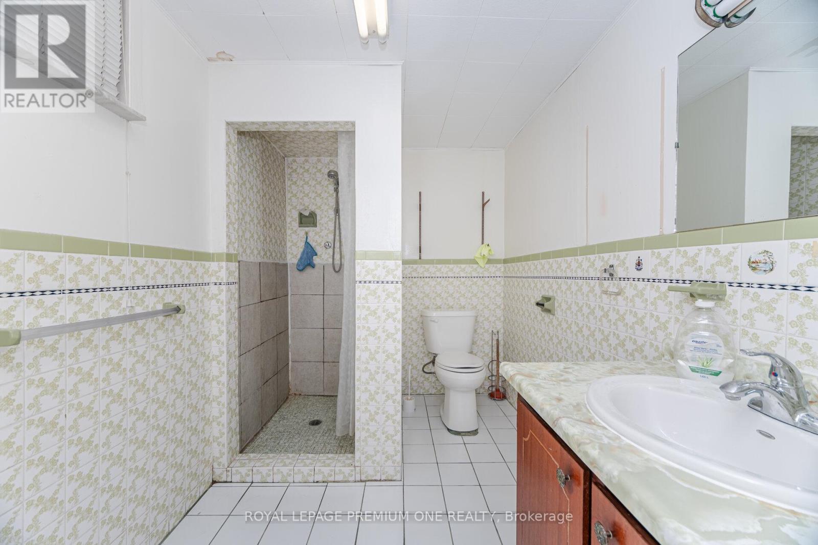 2 Del Ria Drive, Toronto, Ontario  M6L 1M1 - Photo 26 - W12480798