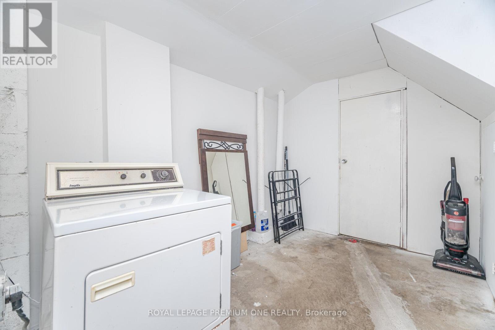 2 Del Ria Drive, Toronto, Ontario  M6L 1M1 - Photo 27 - W12480798