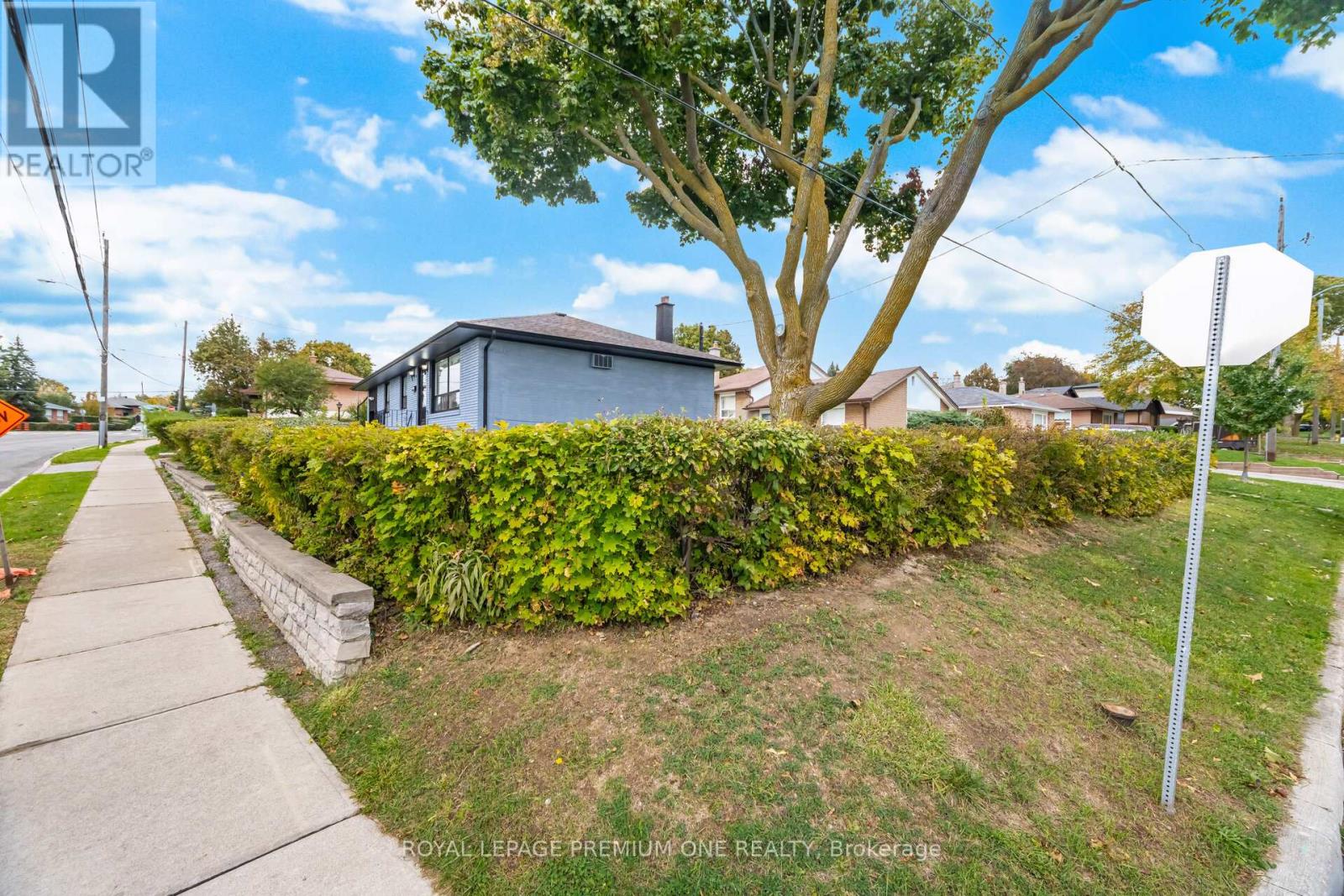 2 Del Ria Drive, Toronto, Ontario  M6L 1M1 - Photo 3 - W12480798