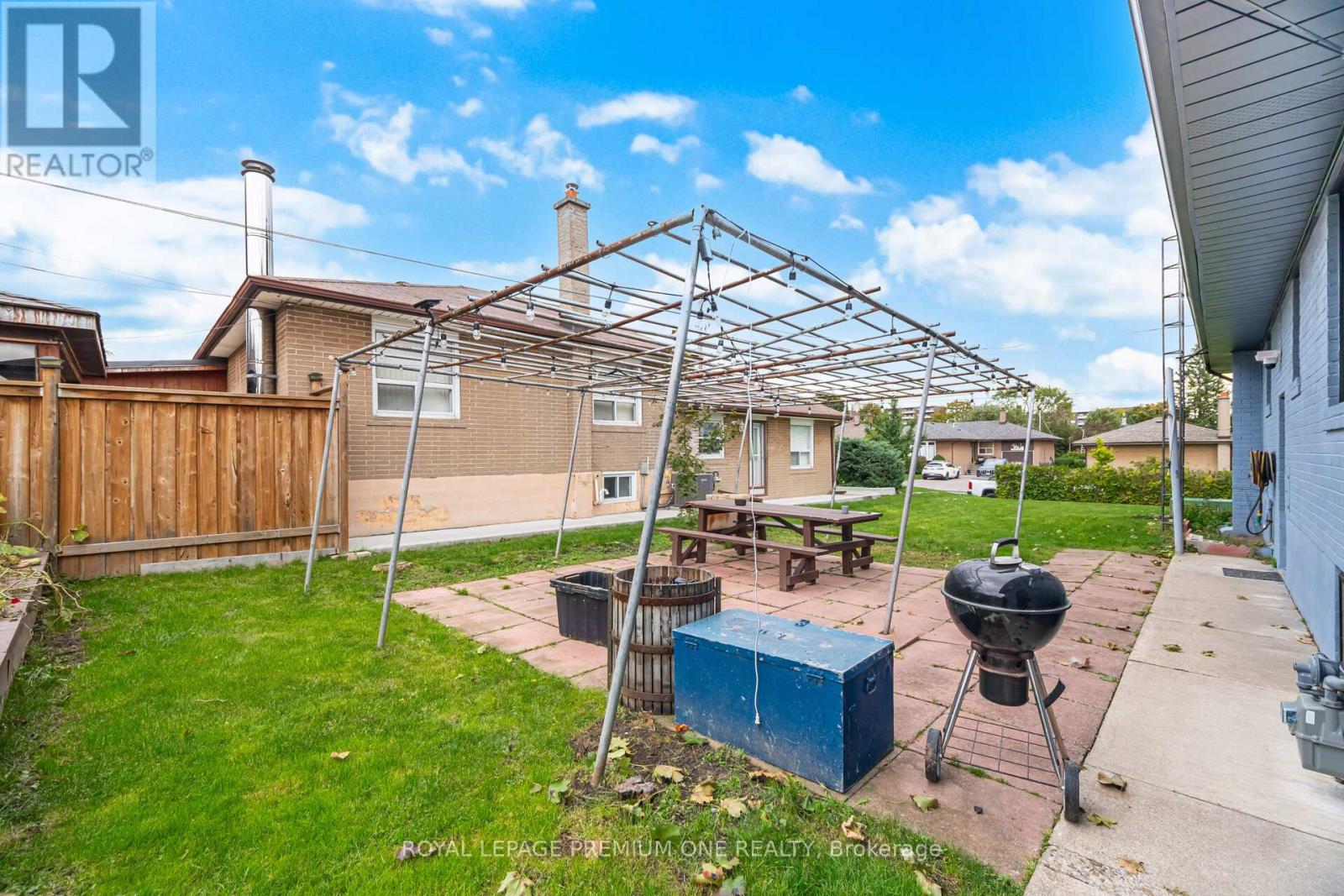 2 Del Ria Drive, Toronto, Ontario  M6L 1M1 - Photo 30 - W12480798