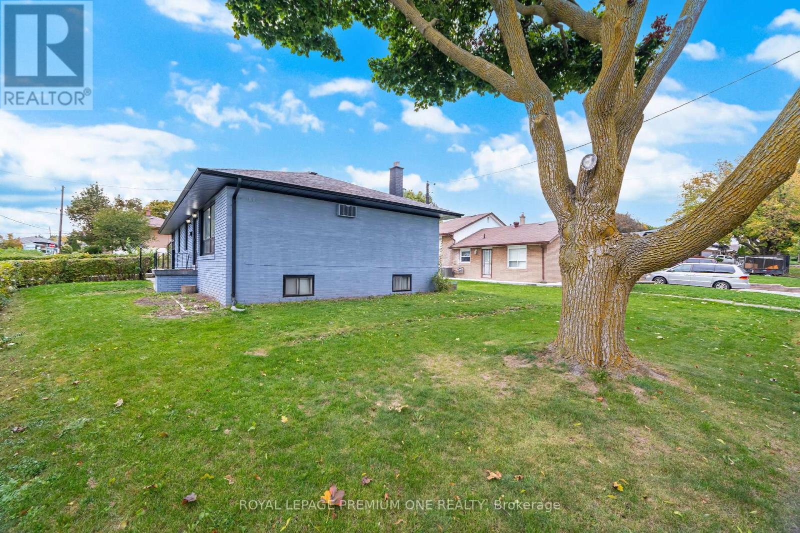 2 Del Ria Drive, Toronto, Ontario  M6L 1M1 - Photo 35 - W12480798