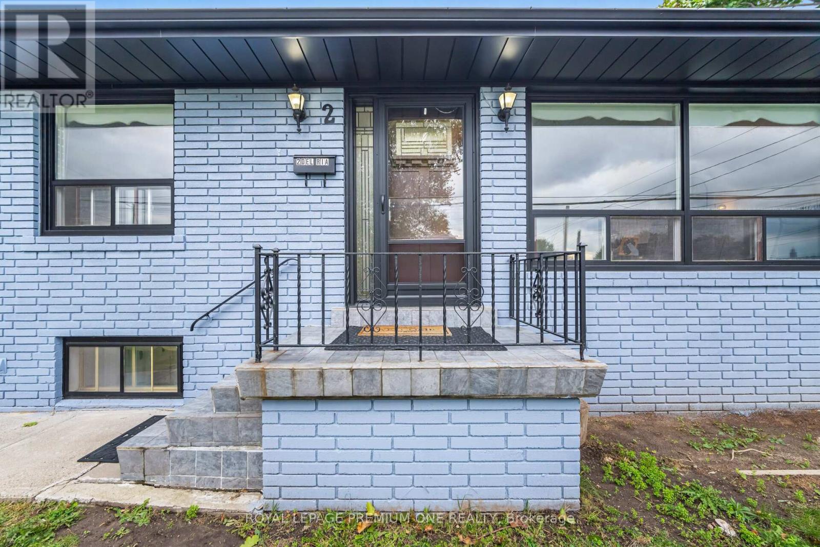 2 Del Ria Drive, Toronto, Ontario  M6L 1M1 - Photo 4 - W12480798