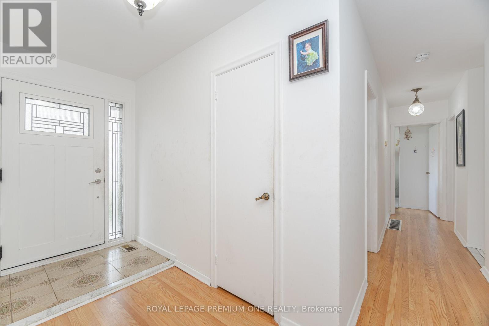 2 Del Ria Drive, Toronto, Ontario  M6L 1M1 - Photo 6 - W12480798