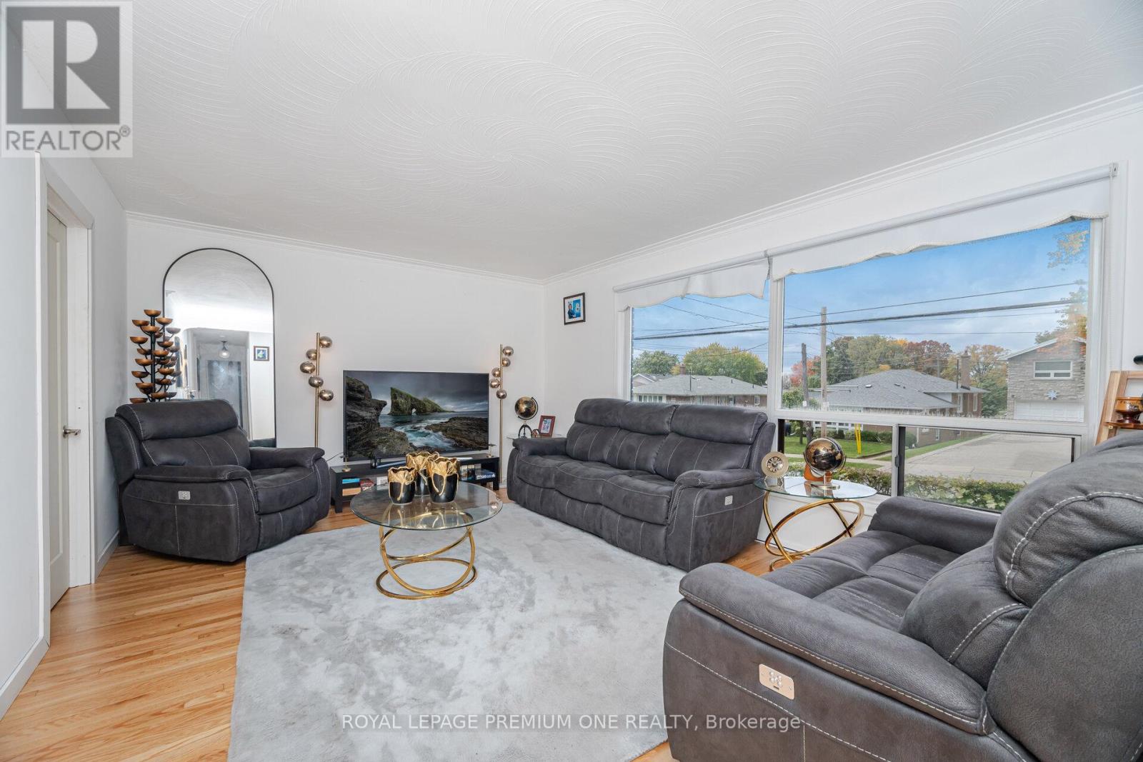 2 Del Ria Drive, Toronto, Ontario  M6L 1M1 - Photo 7 - W12480798
