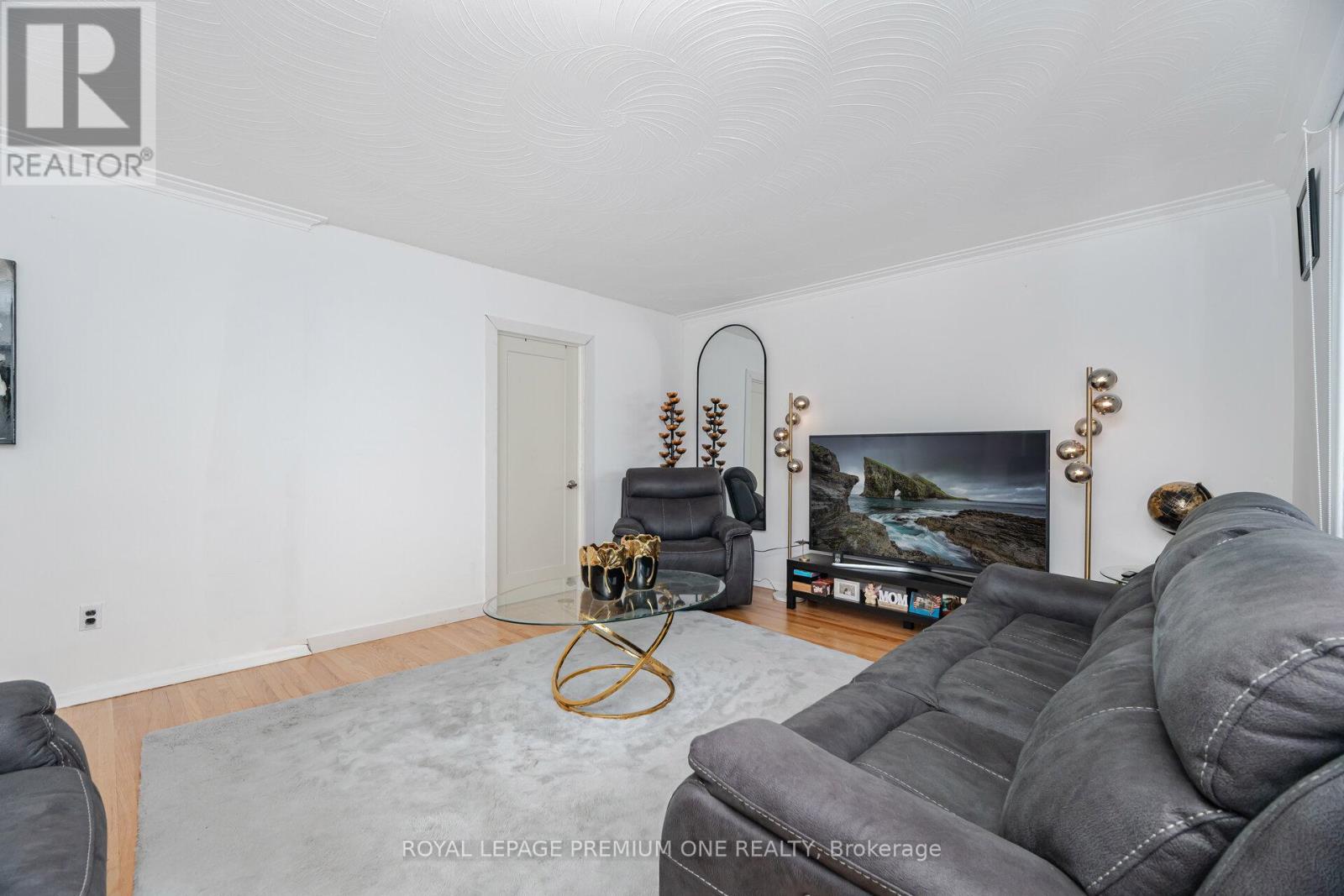 2 Del Ria Drive, Toronto, Ontario  M6L 1M1 - Photo 8 - W12480798