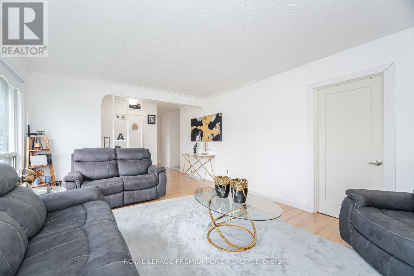 2 Del Ria Drive, Toronto, Ontario  M6L 1M1 - Photo 9 - W12480798