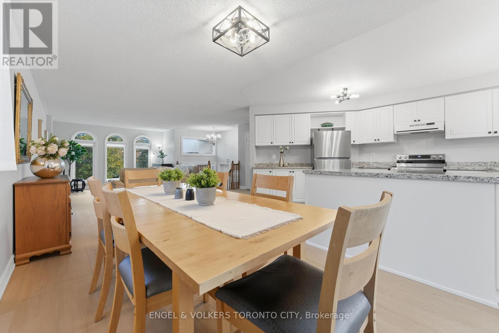 6 Kingsgate Crescent, East Gwillimbury (Mt Albert), Ontario  L0G 1M0 - Photo 10 - N12480796