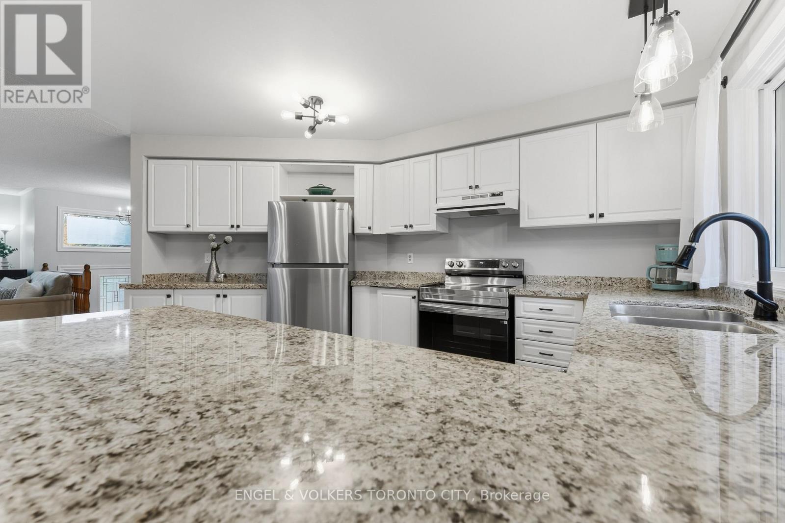 6 Kingsgate Crescent, East Gwillimbury (Mt Albert), Ontario  L0G 1M0 - Photo 14 - N12480796