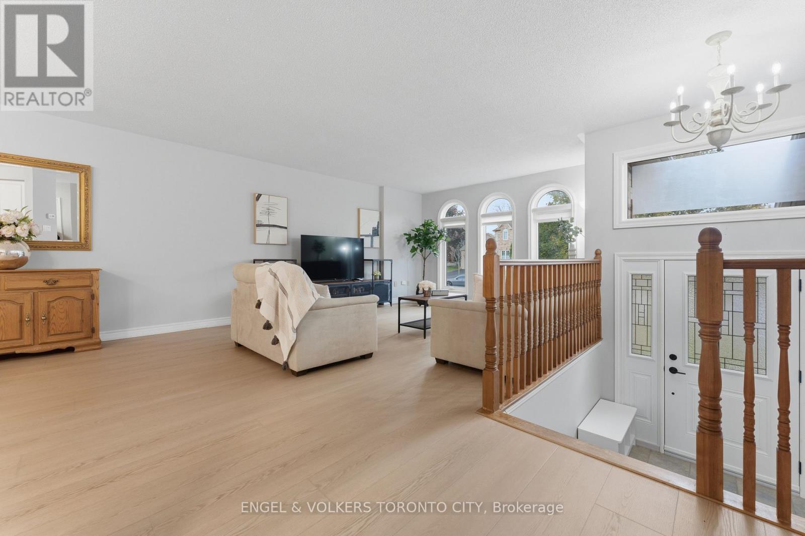 6 Kingsgate Crescent, East Gwillimbury (Mt Albert), Ontario  L0G 1M0 - Photo 3 - N12480796