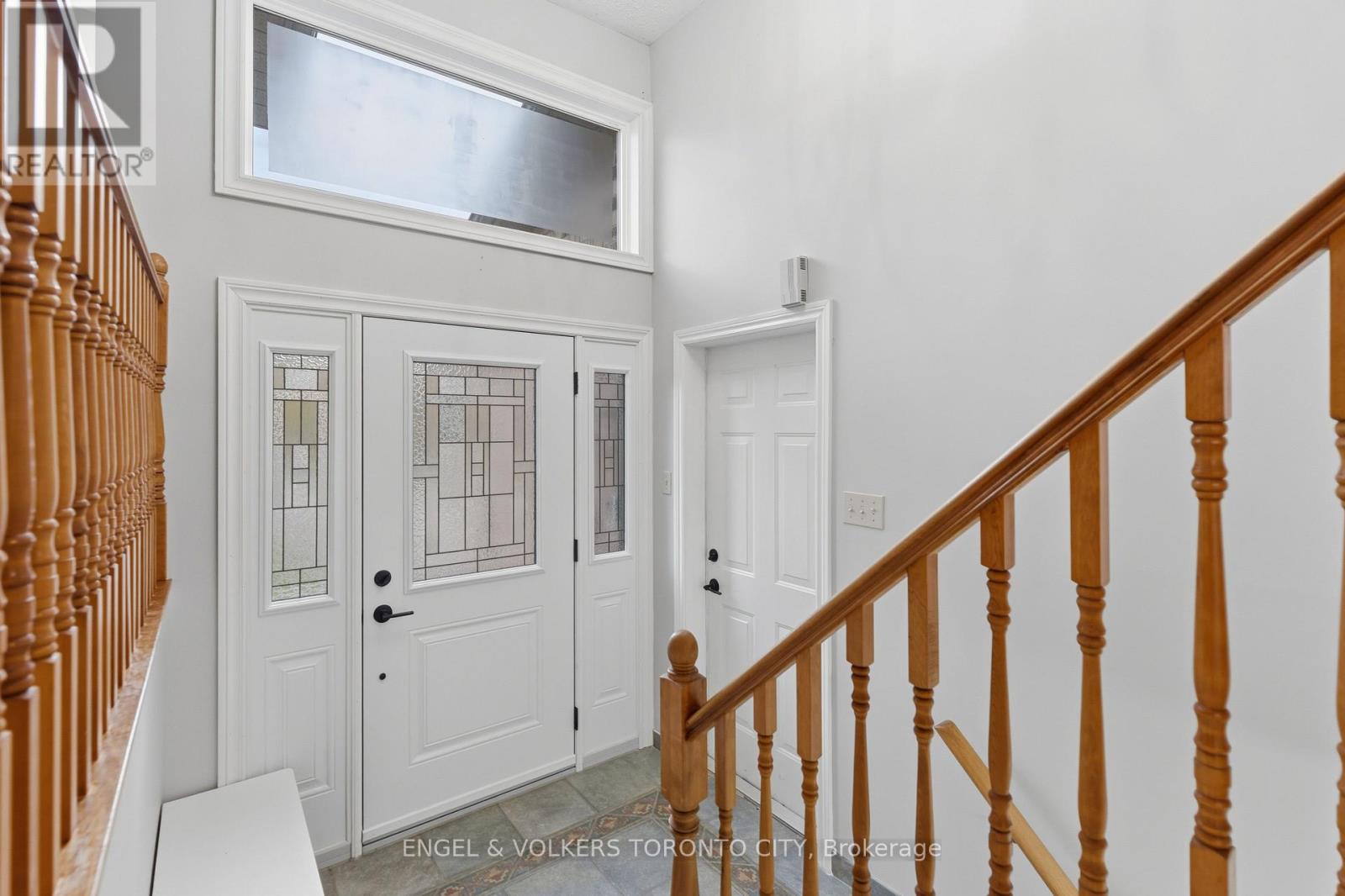 6 Kingsgate Crescent, East Gwillimbury (Mt Albert), Ontario  L0G 1M0 - Photo 2 - N12480796