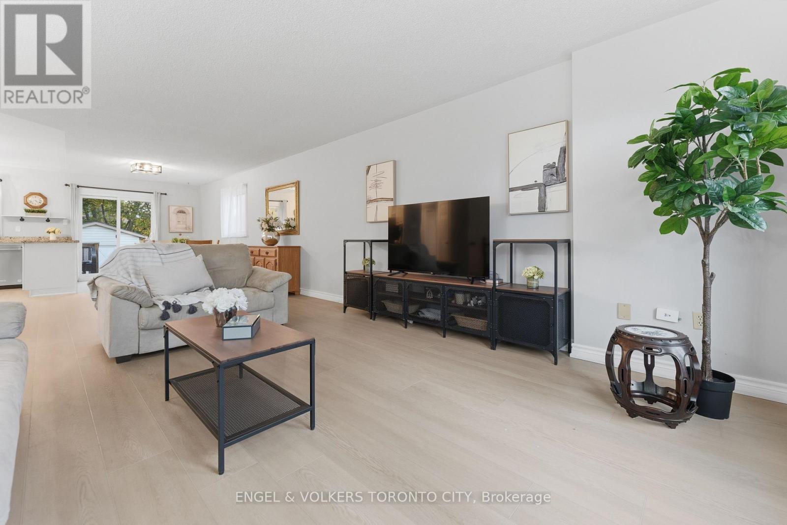 6 Kingsgate Crescent, East Gwillimbury (Mt Albert), Ontario  L0G 1M0 - Photo 5 - N12480796
