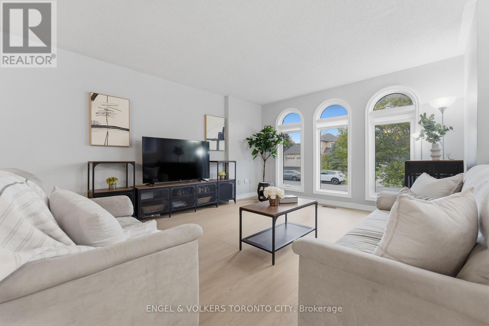 6 Kingsgate Crescent, East Gwillimbury (Mt Albert), Ontario  L0G 1M0 - Photo 6 - N12480796