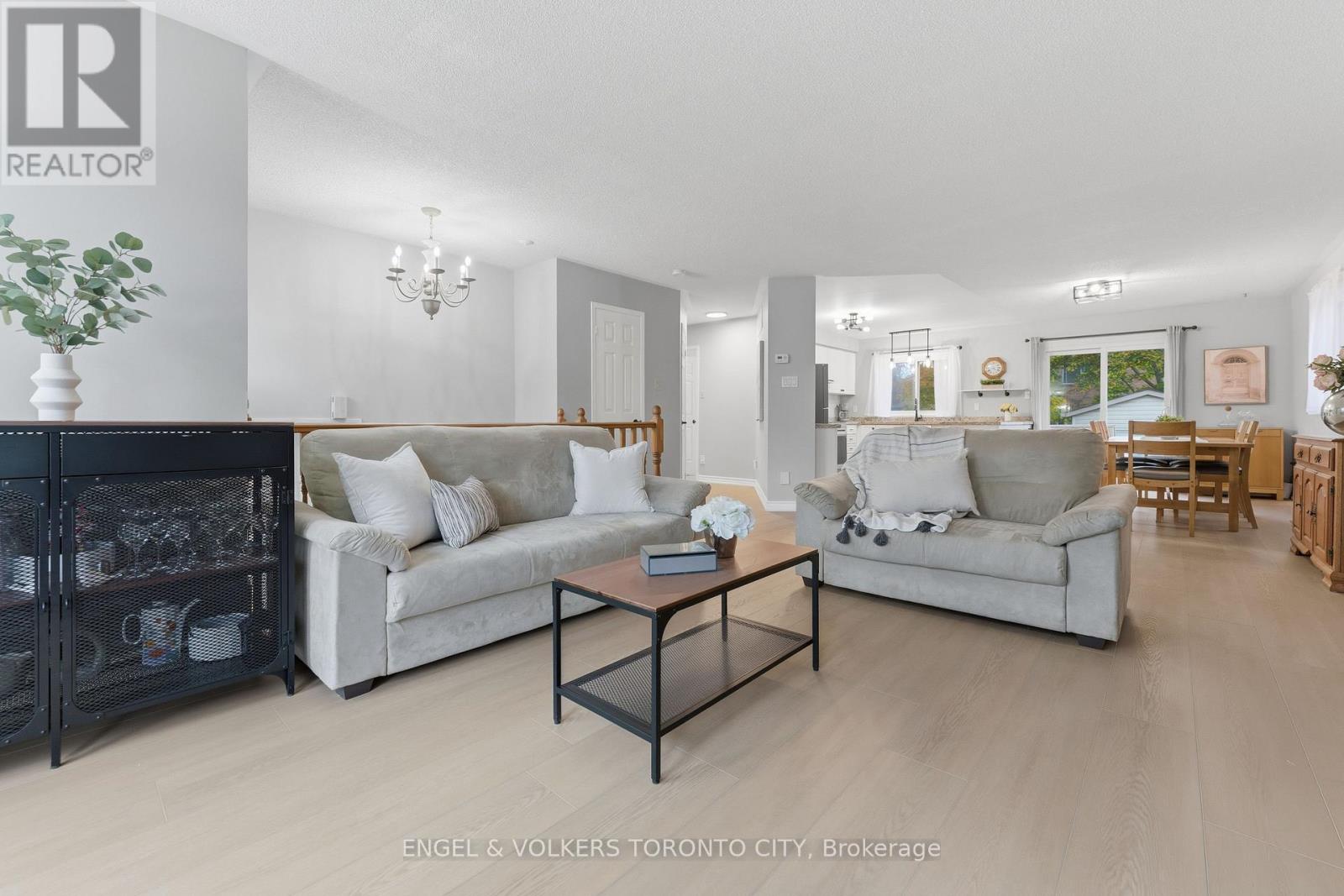6 Kingsgate Crescent, East Gwillimbury (Mt Albert), Ontario  L0G 1M0 - Photo 7 - N12480796